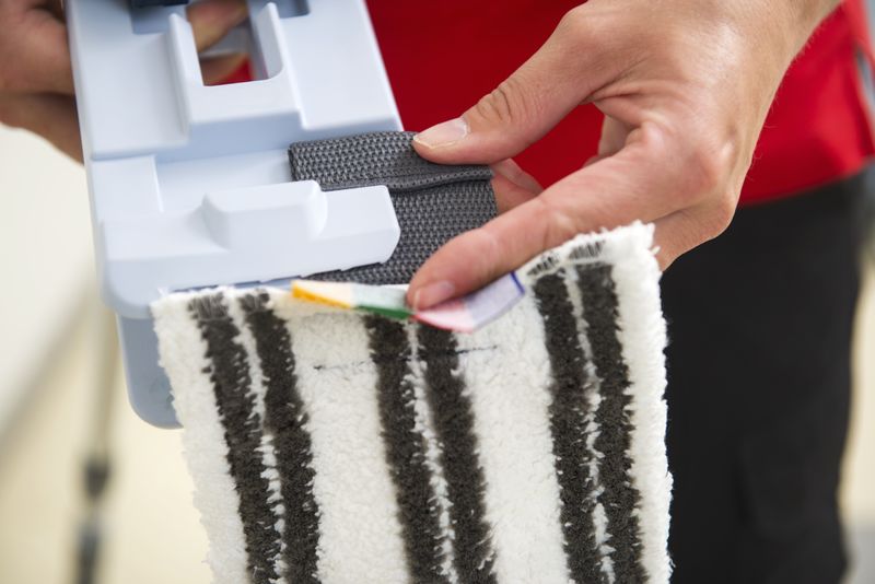 web-US_Pro_How_To_Put_Mop_On_Frame 02 (1)